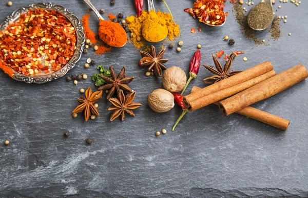 Spezie da cucina in polvere e semi, scaglie di peperoncino, noce moscata e cinnam — Foto Stock