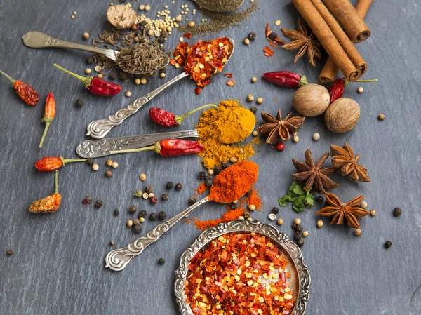 Cozinhar especiarias em pó e sementes, flocos de pimenta, noz-moscada e cinnam — Fotografia de Stock