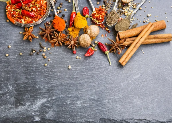 Spezie da cucina in polvere e semi, scaglie di peperoncino, noce moscata e cinnam — Foto Stock