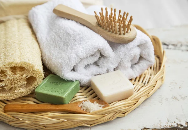 Lázeňské produkty s ručníky, koupelová sůl a marseille mýdla — Stock fotografie