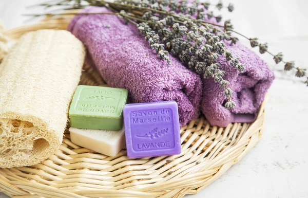 Курортные продукты с лавандовым мылом, цветами и полотенцами — стоковое фото