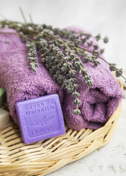 Спа с лавандовым мылом, цветами и полотенцами — стоковое фото
