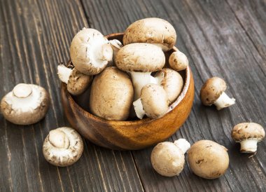 Kahverengi champignon mantar ahşap kase