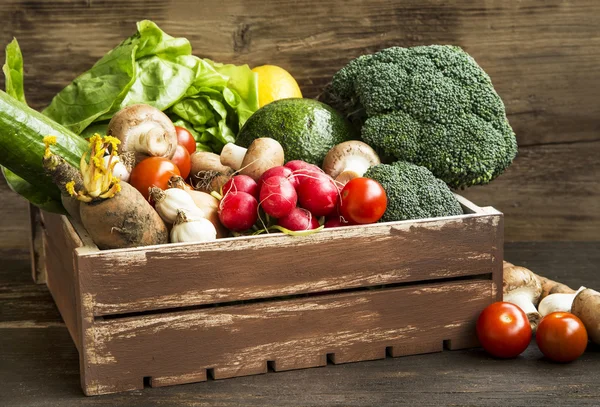 Čerstvé bio zeleniny v dřevěné bedně, ředkvička, salát, houby — Stock fotografie
