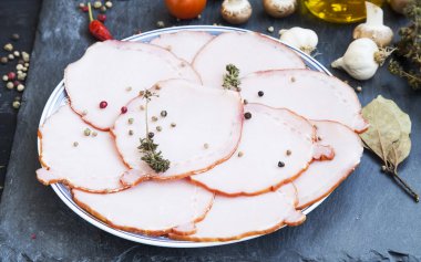 Domuz jambon dilimleri ile baharat