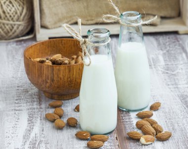 Badem fındık kase ile şişelerde badem sütü