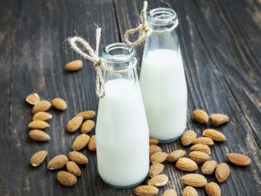 Badem fındık ile şişelerde badem sütü