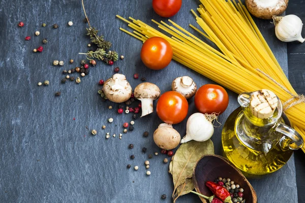 Ingrédients de repas italiens avec pâtes, épices, tomates, huile d'olive et — Photo