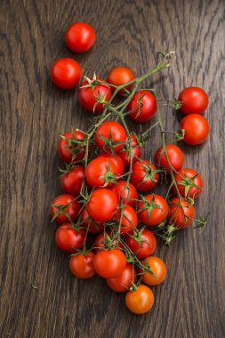 Tahta masada kiraz domatesleri