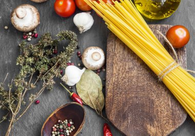 İtalyan yemek malzemeler ile makarna, baharat, domates, zeytin yağı