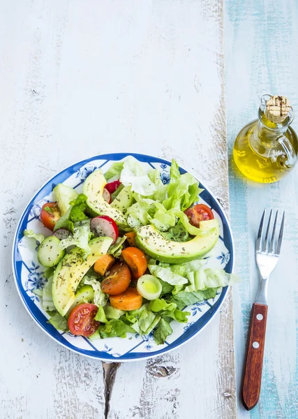 Healthy avocado and vegetables salad with radish,onions,lettuce — Stock Photo, Image