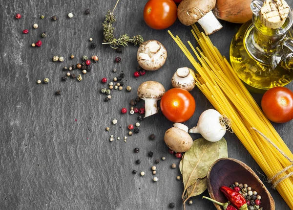 Comida italiana ingredientes com macarrão, especiarias, tomates, azeite e — Fotografia de Stock