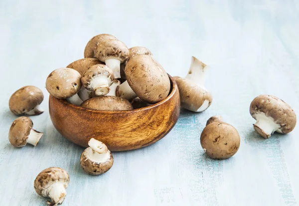 Verse champignon, champignons in een houten kom — Stockfoto