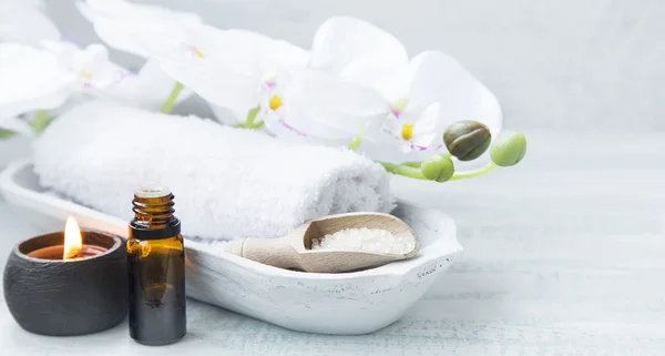 Wellness-Stillleben mit Öl und Kerze — Stockfoto