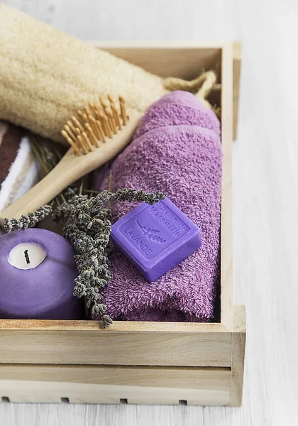 Productos de cuidado corporal y spa con lavanda en caja de madera — Foto de Stock