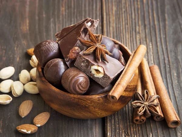 Pralinki czekoladowe asortyment z pistacje, migdały i anyżu — Zdjęcie stockowe