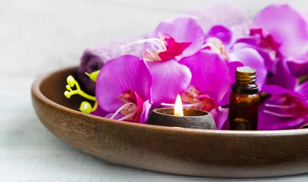 Vela de aroma de bienestar y productos de spa — Foto de Stock