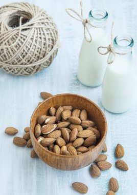 Bir bambu kase badem badem süt şişeleri ile