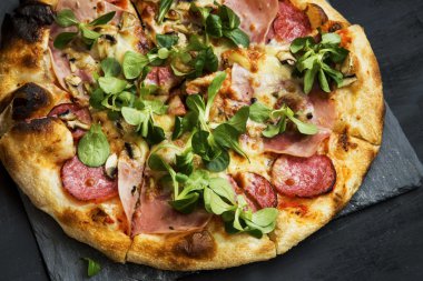 Pizza salam, peynir ve cornsalad yaprakları ile jambon