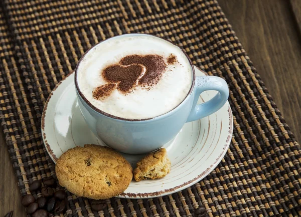 Cappuccino latte káva s kakaem tvaru srdce a soubory cookie — Stock fotografie