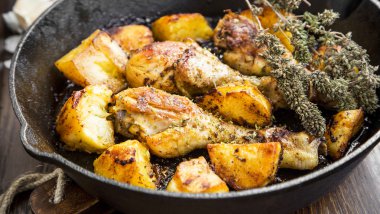 Kavrulmuş Tavuk budu otlar ve fırında patates granish