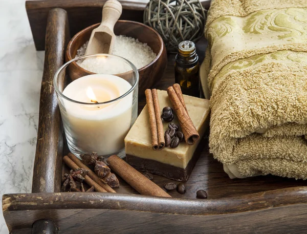 Productos para el cuidado del spa con café y jabón de canela, toalla y vela —  Fotos de Stock