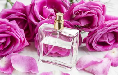 Gül parfüm pembe Gül ve yaprakları şeffaf şişe