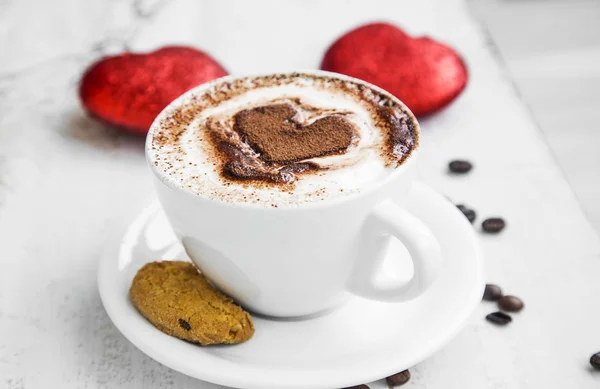 Kaffeetasse mit Sahne und Kakao-Herzform — Stockfoto