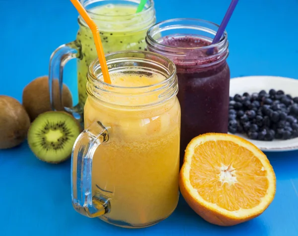 Jugos saludables bebidas con kiwi, arándanos y naranja — Foto de Stock