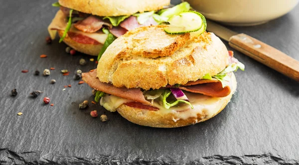 Sandwiches con jamón, queso, ensalada, pan fresco y repollo — Foto de Stock