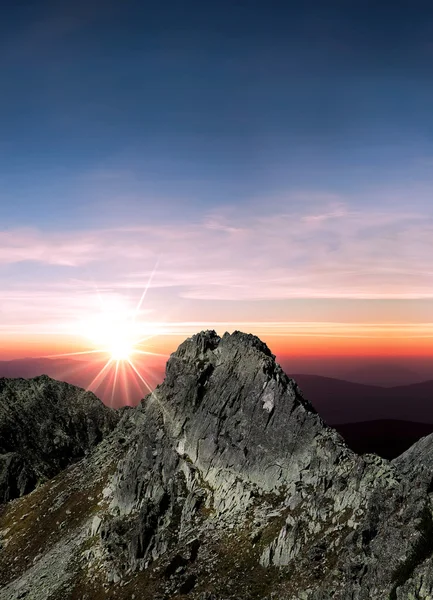 Le soleil brille sur la montagne — Photo