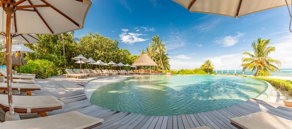 Tropisches Schwimmbad Bei Sonnenaufgang Luxuriöses Sommer Spa Und Wellness Becken — Stockfoto