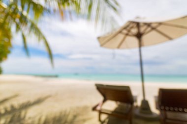 Bulanık güzel sahil. Deniz kenarındaki kumlu sahilde sandalyeler. Yaz tatili ve turizm için tatil konsepti. İlham verici tropikal manzara