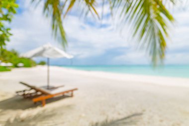 Bulanık güzel sahil. Deniz kenarındaki kumlu sahilde sandalyeler. Yaz tatili ve turizm için tatil konsepti. İlham verici tropikal manzara