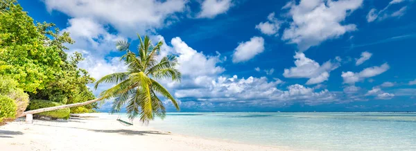 热带海滩全景为夏季景观 有海滩秋千或吊床 白色沙滩和平静的大海作为海滩横幅 完美的海滩景致假期和暑假的概念 加强颜色处理 — 图库照片