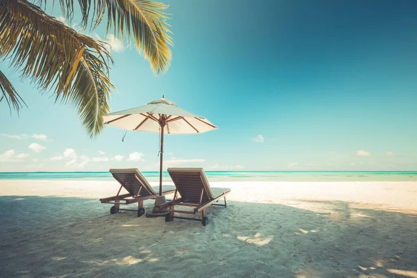 Paesaggio Spiaggia Stile Vintage Coppia Sedie Sdraio Con Ombrellone Tranquillità — Foto Stock