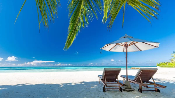 Schöner Strand Stühle Sandstrand Der Nähe Des Meeres Sommerurlaub Und — Stockfoto