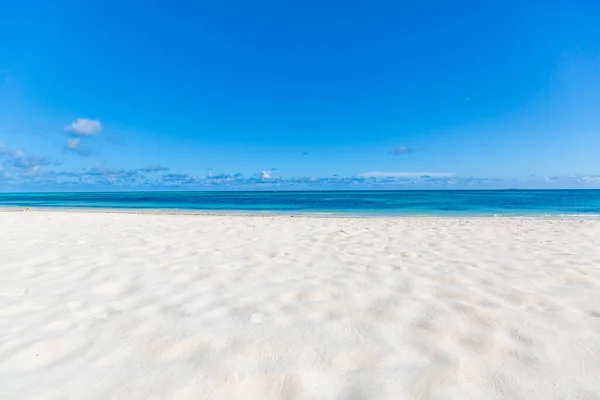 Güzel Bir Plaj Geçmişi Yumuşak Kum Mavi Deniz Mavi Gökyüzü — Stok fotoğraf