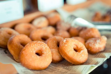 Tarçınlı çörek yığını. Tarçın şekerli tatlı çörekler, sabah güneşi, kahvaltı fikirleri.
