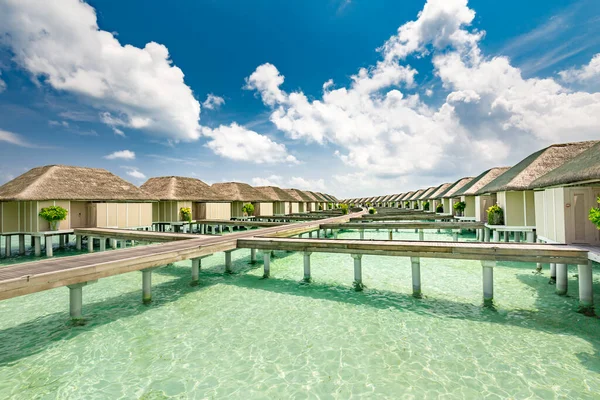 Tropikal Sahilde Suya Basan Villalar Maldivler Deki Güzel Sığ Göl — Stok fotoğraf