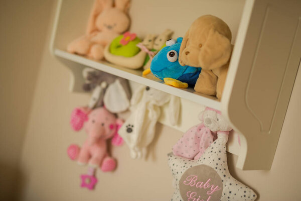 Полки с игрушками в детской комнате крупным планом. 