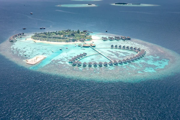 Drone Vista Aérea Hermosa Isla Forma Corazón Tropical Entre Agua — Foto de Stock