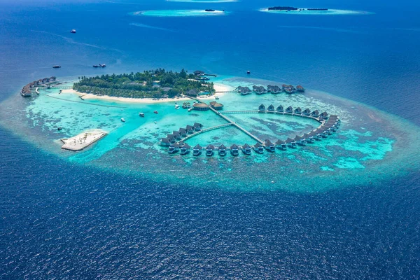 Drone Vista Aérea Hermosa Isla Forma Corazón Tropical Entre Agua — Foto de Stock