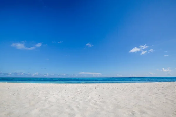 Rahatlatıcı Kum Temiz Plaj Yazın Beyaz Kum Açık Mavi Gökyüzü — Stok fotoğraf