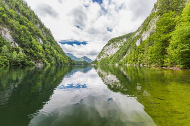 Dağ gölü, dinginlik gölünde sabah sisi. Dağ sırasının önündeki dağ gölünün panoramik manzarası, ulusal park, rüya doğa manzarası, sakin göl yansıması, çevrendeki yeşil orman, muhteşem dağ geçidi.. 
