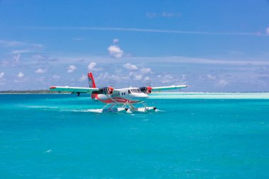 Ari Atoll, Maldivler - 05.05.2018: Tropikal sahil beldesinde deniz uçağı. Maldivler adalarında deniz uçağıyla lüks yaz seyahatleri. Egzotik tatil ya da tatil ulaşımı, Maldivler denizi