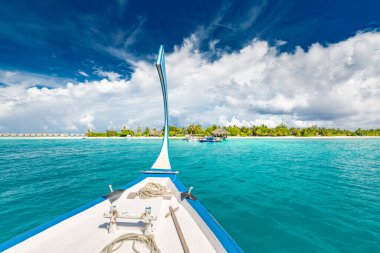 Geleneksel Maldivler teknesi Dhoni, inanılmaz tropikal ada manzaralı. Doğa cenneti kumsalı, açık deniz manzarası, Maldivler 'de deniz manzarası, lüks ve romantik seyahat geçmişi.