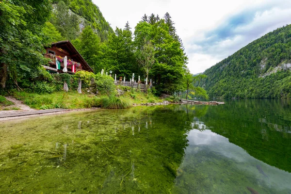 Restaurante Junto Lago Los Alpes Está Rodeado Bosques Montañas — Foto de Stock