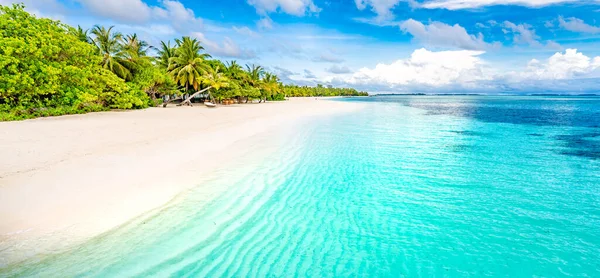 马尔代夫天堂海滩 完美的热带岛屿美丽的棕榈树和热带海滩 忧郁的蓝天和蓝色的泻湖 奢华旅游的暑假背景概念 马尔代夫群岛令人惊奇的夏季景观 — 图库照片