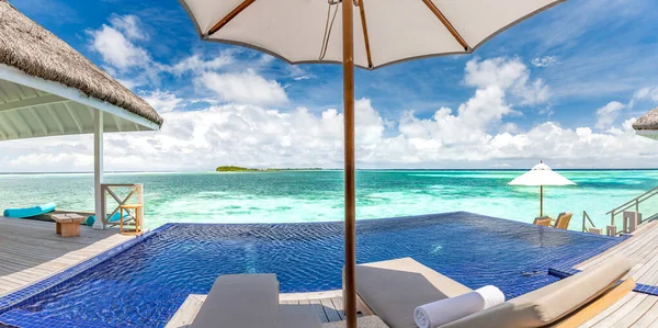 Luxus Strandresort Fantastischer Infinity Pool Mit Liegestühlen Und Meerblick Luxuriöse — Stockfoto